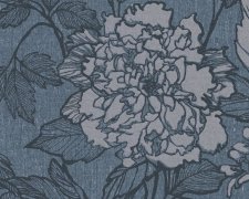 Stylová vliesová tapeta na zeď květinový vzor, obrysy květin a listů jsou černé, podklad modrý, šedý, imitace textilu, přírodní styl. Exkluzivní, vysoce kvalitní a odolná vliesová tapeta z kolekce Stylish značky Dekens.