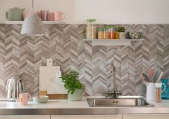 Rybí kost, dlaždice s realistickým povrchem i na dotek - dlaždice o rozměru 29,6 x 25,3 cm - samolepicí prémiový obklad d-c-fix