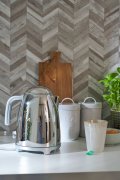 Rybí kost, dlaždice s realistickým povrchem i na dotek - dlaždice o rozměru 29,6 x 25,3 cm - samolepicí prémiový obklad d-c-fix