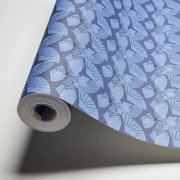 Extravagantní vliesová tapeta vzor vějíře, více odstínů modré, jemně strukturovaná se stříbrnými odlesky - luxusní vliesová tapeta z autorské kolekce Karl Lagerfel od A.S.Création