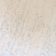 Bílá, výrazně strukturovaná tapeta, zdobená skleněnými třpytkami - nadčasová luxusní vliesová tapeta Neptun PEARL WHITE z kolekce Universe od Hohenberger