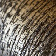 Měděná, hnědá, výrazně strukturovaná tapeta, zdobená černými skleněnými třpytkami - nadčasová luxusní vliesová tapeta Neptun UMBER BROWN z kolekce Universe od Hohenberger