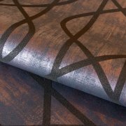 Výrazný futuristický reliéf na různobarevném metalickém podkladu v kombinaci s černými skleněnými třpytkami a drobnými úlomky pravé žuly - to je nadčasová luxusní vliesová tapeta Saturn OCEAN BLUE z kolekce Universe od Hohenberger