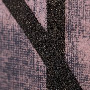Výrazný futuristický reliéf na různobarevném metalickém podkladu v kombinaci s černými skleněnými třpytkami a drobnými úlomky pravé žuly - to je nadčasová luxusní vliesová tapeta Saturn OCEAN BLUE z kolekce Universe od Hohenberger
