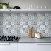 Samolepicí vinylové dlaždice na podlahu i stěnu – Elegant Grey (balení 0,36 m² - 4 ks - 30x30 cm) s ornamentálním vzorem v tlumených tónech šedé, modré a béžové barvy - HCS deco