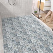 Samolepicí vinylové dlaždice na podlahu i stěnu – Elegant Grey (balení 0,36 m² - 4 ks - 30x30 cm) s ornamentálním vzorem v tlumených tónech šedé, modré a béžové barvy - HCS deco