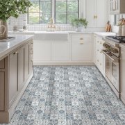 Samolepicí vinylové dlaždice na podlahu i stěnu – Elegant Grey (balení 0,36 m² - 4 ks - 30x30 cm) s ornamentálním vzorem v tlumených tónech šedé, modré a béžové barvy - HCS deco