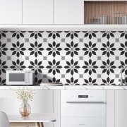 Samolepicí vinylové dlaždice na podlahu i stěnu – geometrické hvězdy (balení 0,36 m² - 4 ks - 30x30 cm) - nadčasový ornamentální vzor v černo-bílo-šedé kombinaci - HCS deco