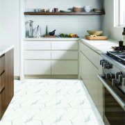 Samolepicí vinylové dlaždice na podlahu i stěnu – bílý mramor (balení 0,36 m² - 4 ks - 30x30 cm) - věrná textura bílého mramoru s jemným šedým žilkováním - HCS deco