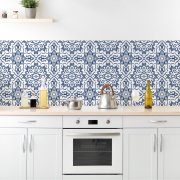 Samolepicí vinylové dlaždice na podlahu i stěnu – Modrý ornament (balení 0,16 m² - 4 ks - 20x20 cm) - věrná textura bílého mramoru s jemným šedým žilkováním - HCS deco