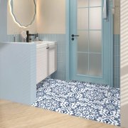 Samolepicí vinylové dlaždice na podlahu i stěnu – Modrý ornament (balení 0,16 m² - 4 ks - 20x20 cm) - věrná textura bílého mramoru s jemným šedým žilkováním - HCS deco
