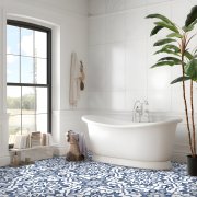 Samolepicí vinylové dlaždice na podlahu i stěnu – Modrý ornament (balení 0,16 m² - 4 ks - 20x20 cm) - věrná textura bílého mramoru s jemným šedým žilkováním - HCS deco