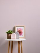 Jednobarevná vliesová tapeta do bytu 303219 v růžové barvě s metalickými odlesky. Kvalitní vliesová tapeta pochází z kolekce New Life